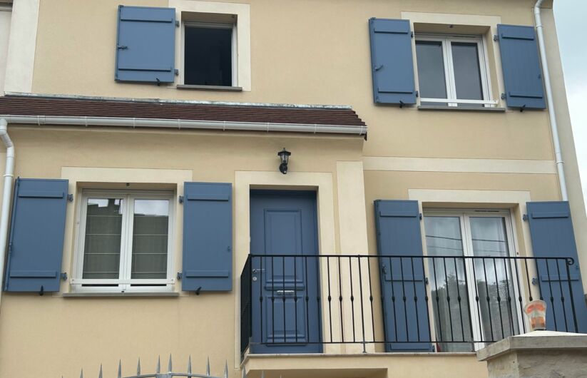 Installation d'une porte d'entrée et de volets battants en aluminium