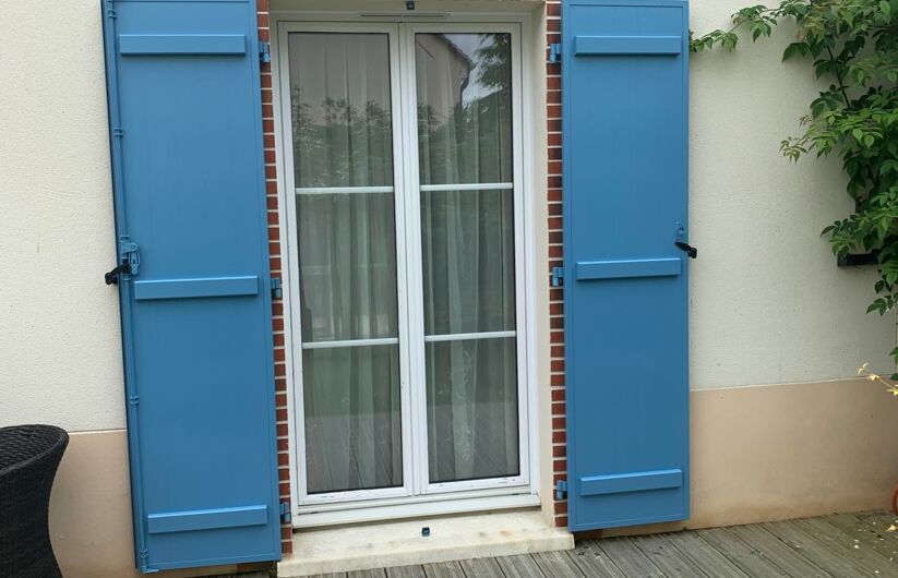 Installation de volet battant en aluminium