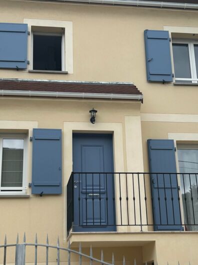 Installation d'une porte d'entrée et de volets battants en aluminium