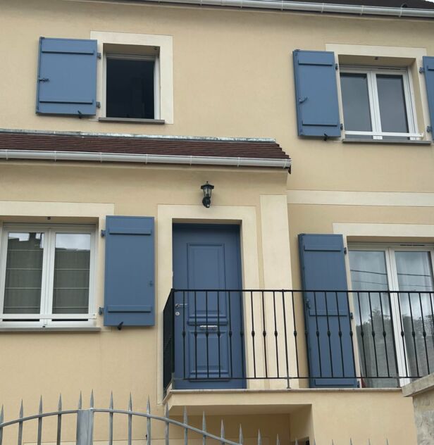 Installation d'une porte d'entrée et de volets battants en aluminium