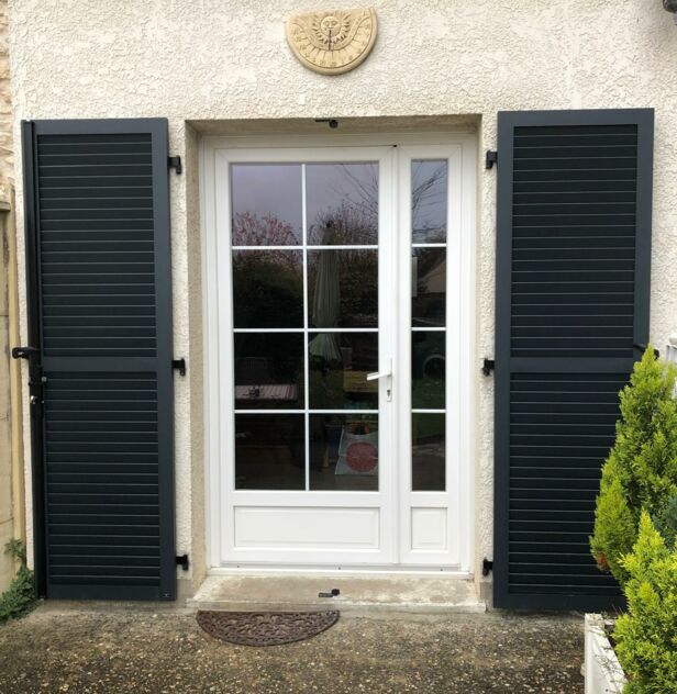 Installation de volets battants en aluminium